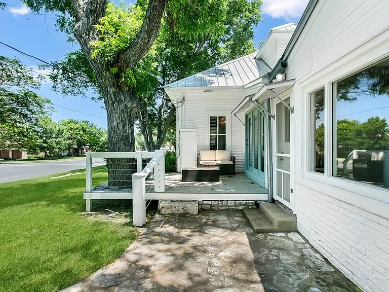 112 N Acorn St — Photo 30