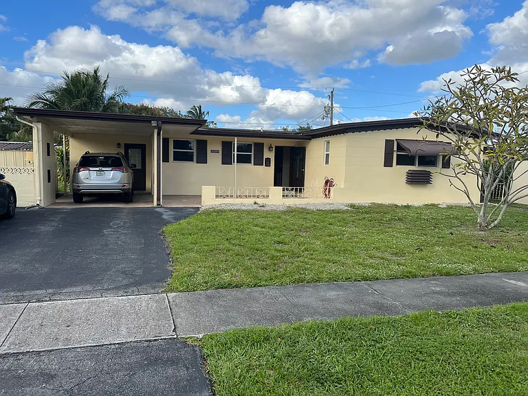 6621 SW 5th St — Photo 1