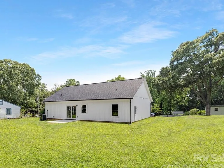208 Graham St — Photo 7