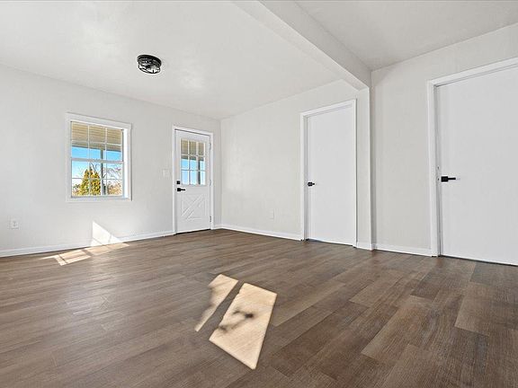 4th image of 713 Hillcrest St