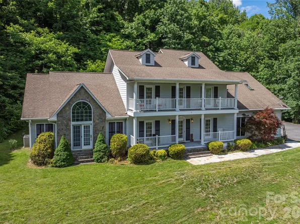 302 Davy Crockett Dr, Maggie Valley, NC 28751