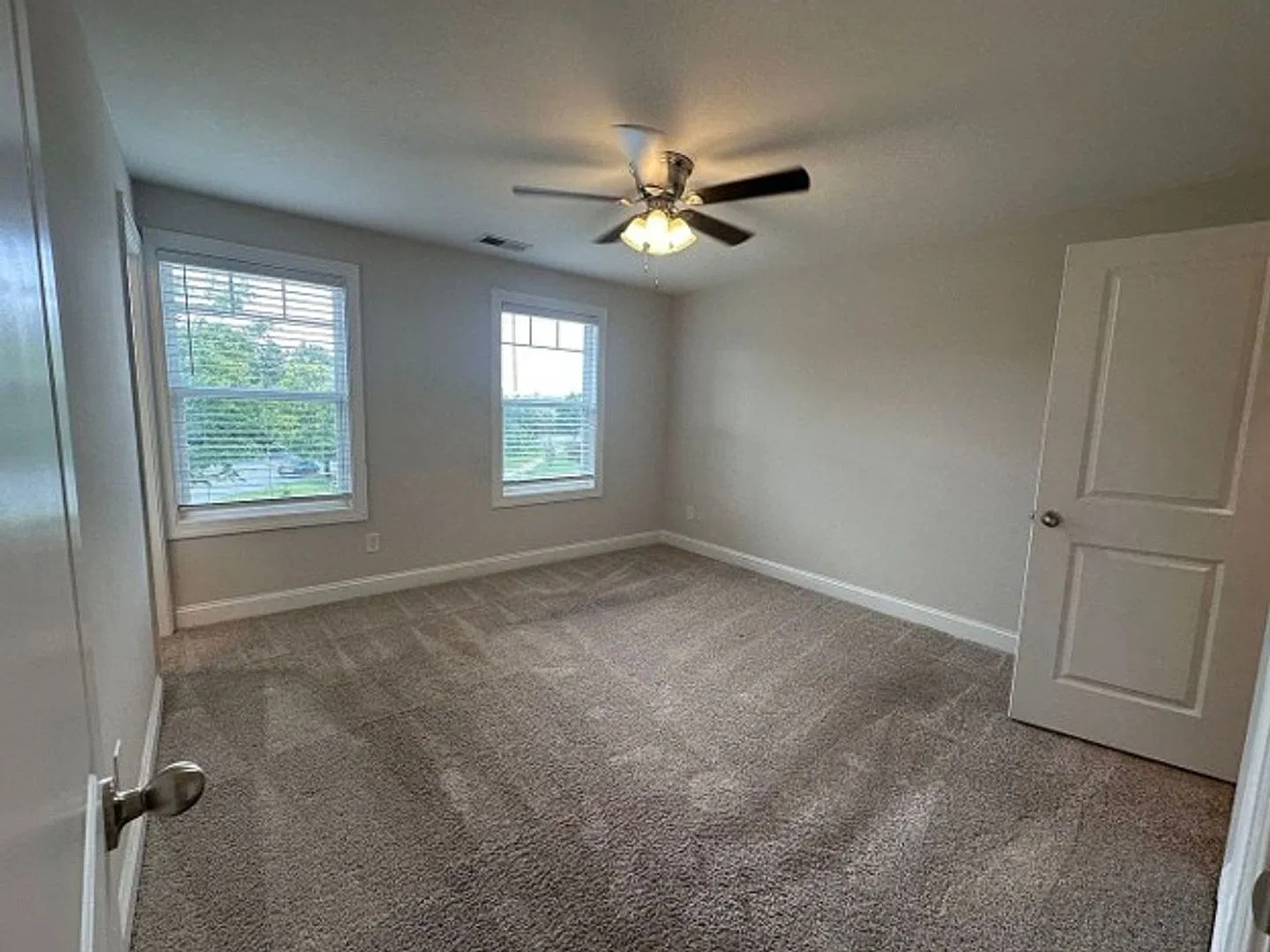 Modern 3BR/2.5BA Duplex Perfect Location, Plenty of Space! — Photo 4