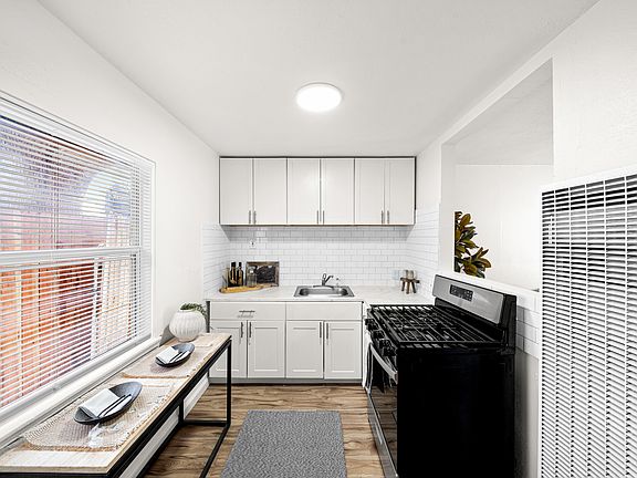 4th image of 634 Cummins Way #1
