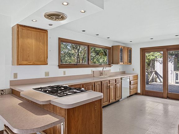5th image of 115 Parkington Hill Road