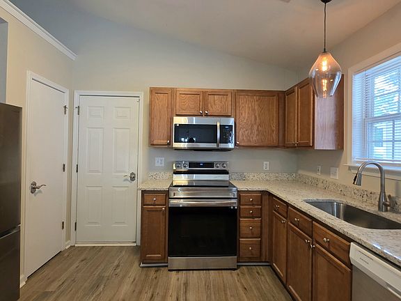 3rd image of 920 Silvercrest Dr