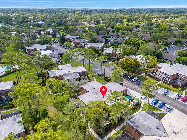 111 Weybridge Cir — Photo 37