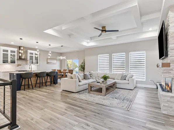 122 Kestrel Cir, Waterloo, IA 50701