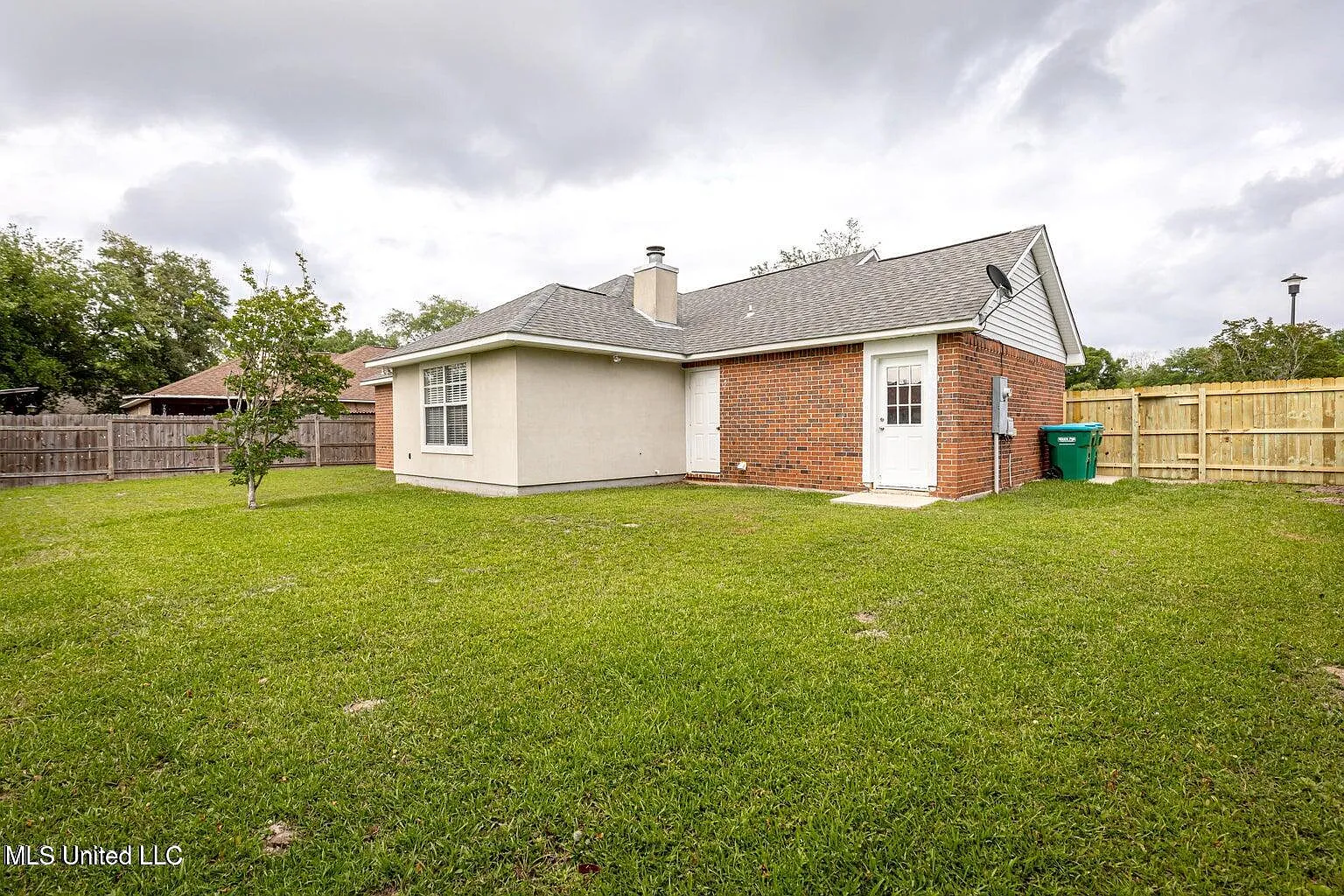 3 bed, 2.0 bath, 1495 sqft, $1,900 — Photo 3
