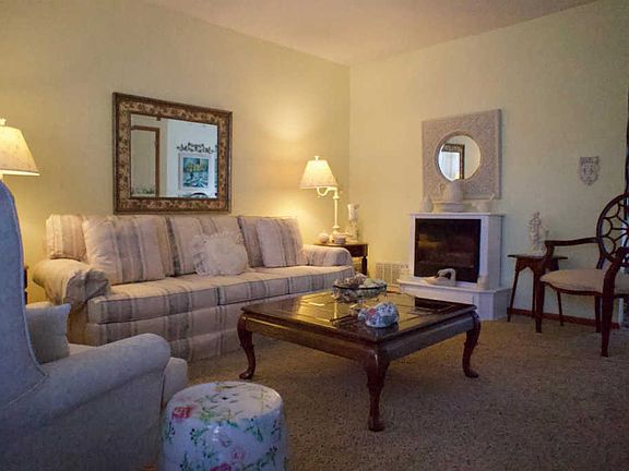 5th image of 42 W Persimmon Dr