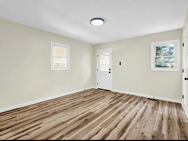 2205 S Lombard Ave — Photo 9