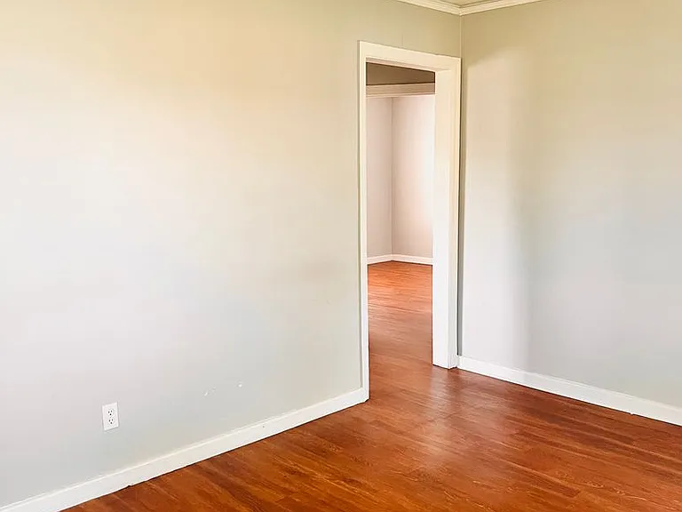 901 Central Dr — Photo 2