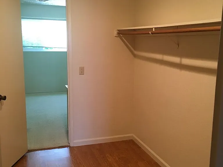 1607 Oakdale Ct — Photo 12
