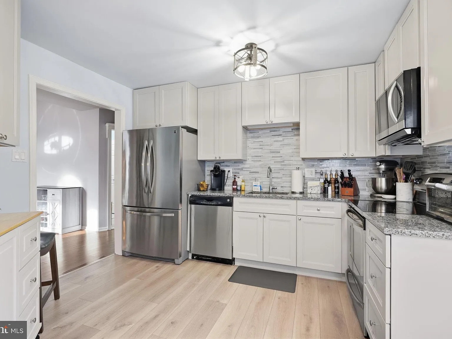 2 bed, 1.0 bath, 1121 sqft, $2,750 — Photo 2