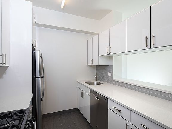 4th image of 520 W 43rd St APT 6H