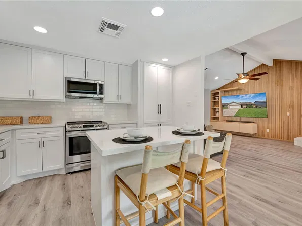 109 Country Ln, League City, TX 77573