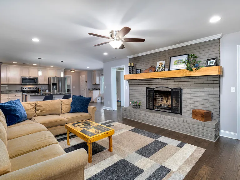 909 Club Ln — Photo 14