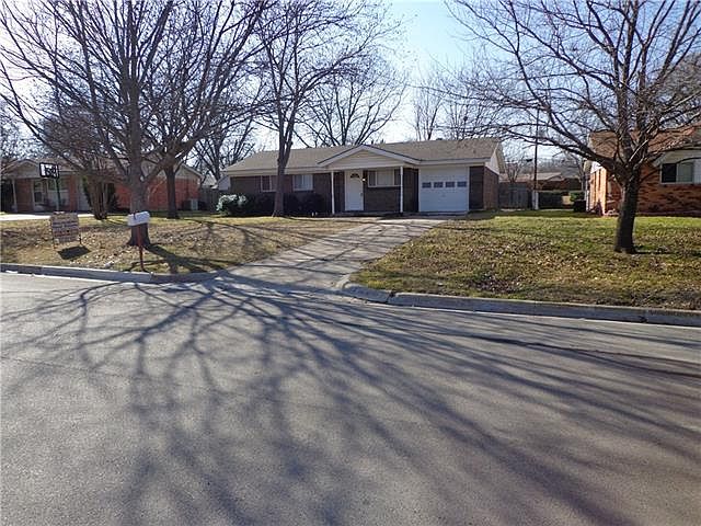 1st image of 833 Comal Ave