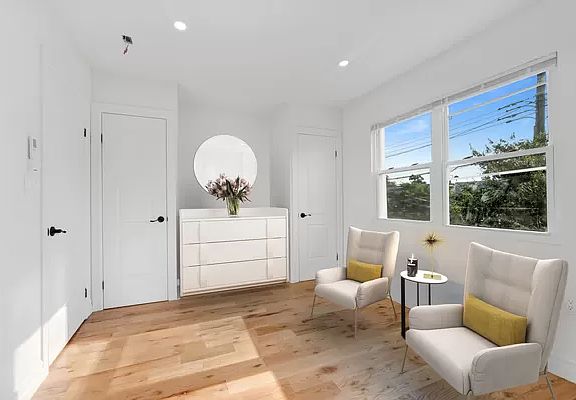 3rd image of 1414 E 54th St #1FAM