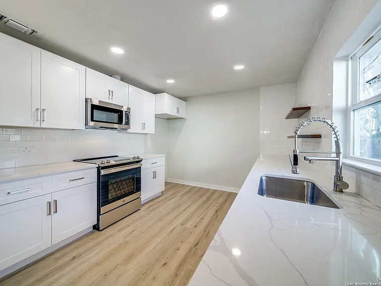 1414 Burleson St — Photo 6