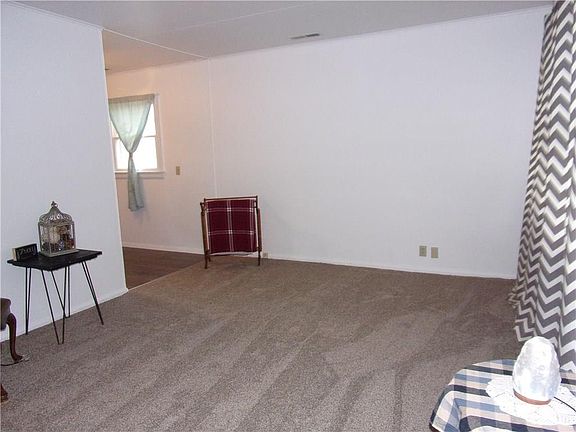 5th image of 110 Louise Ave