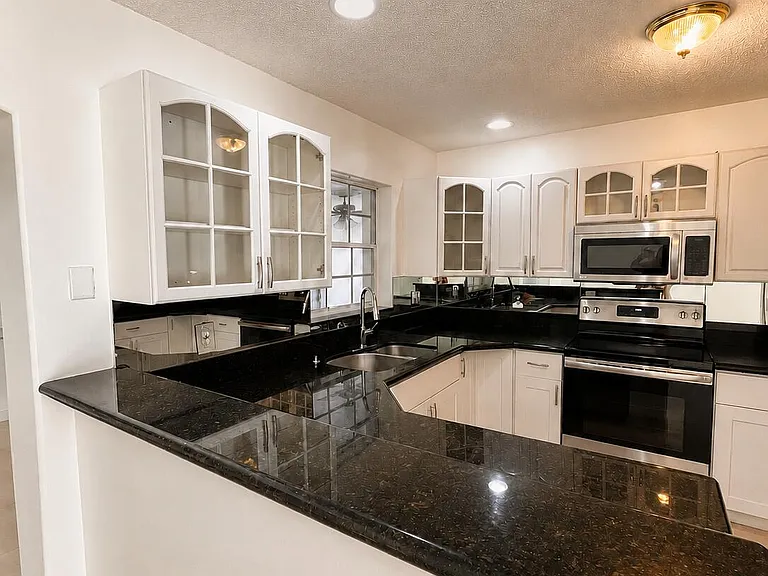 7434 Thatcher Ave — Photo 4