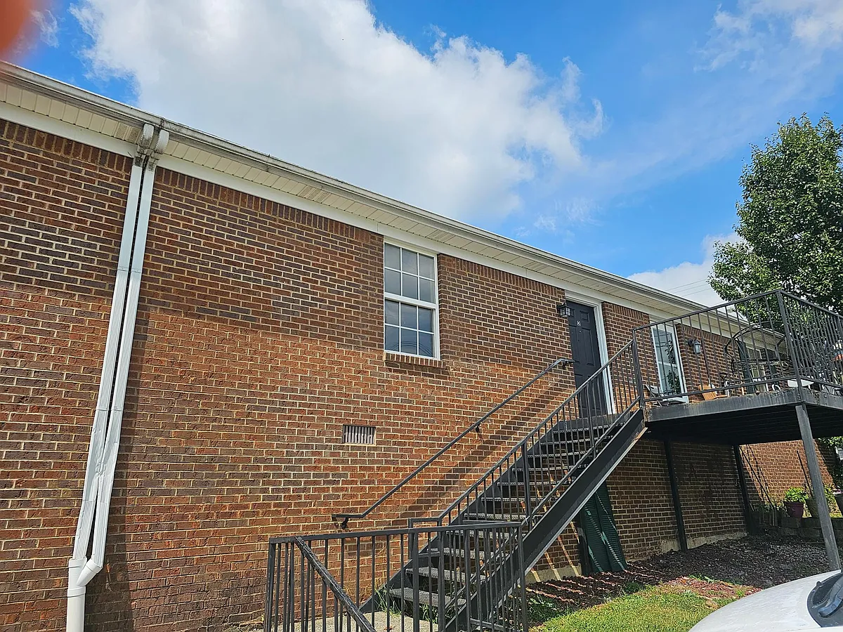 Building Photo - 1520 E Main St #4