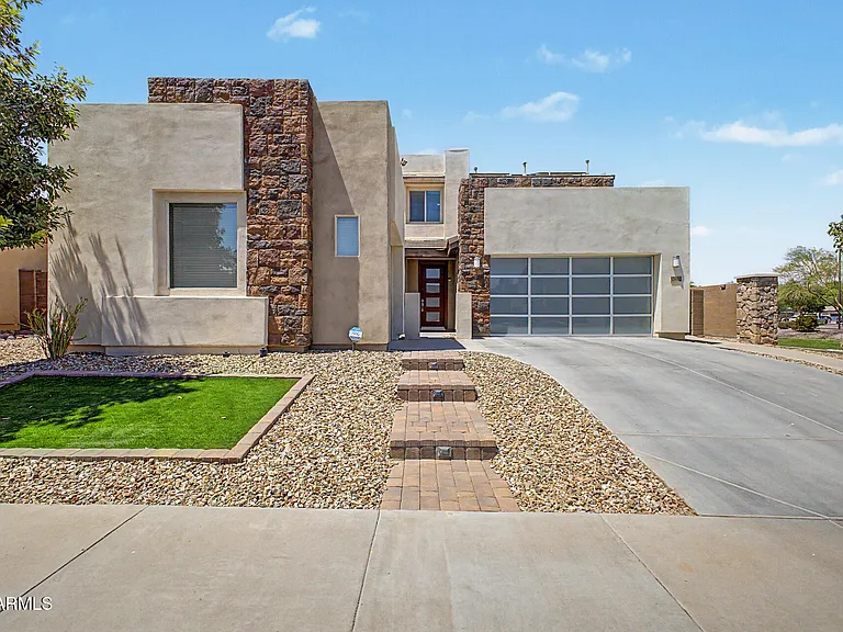 15912 W Sierra St — Photo 2