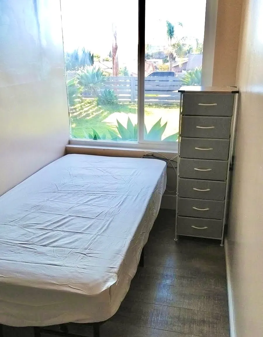 4 bed, $860 — Photo 1