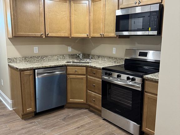 4th image of 330 Linden Ave #1