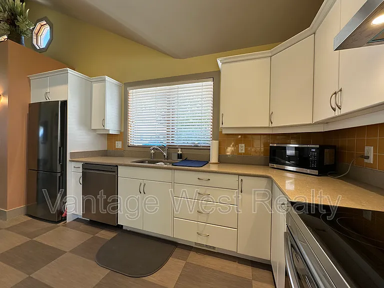 690 Kingsway Ave — Photo 7