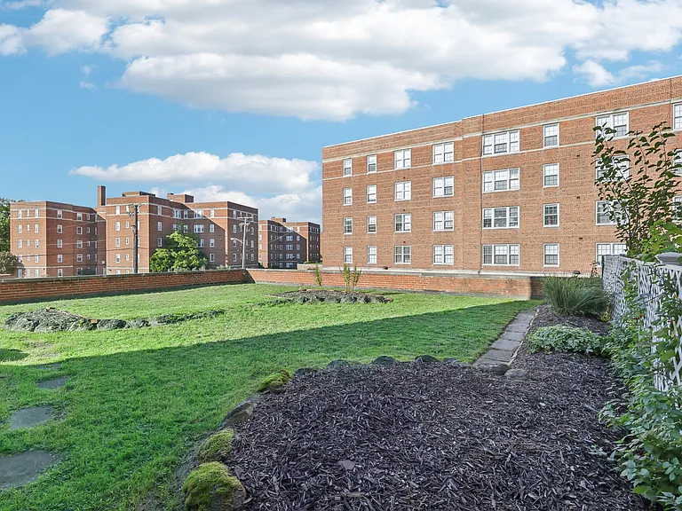 Embassy House Apartments — Photo 43