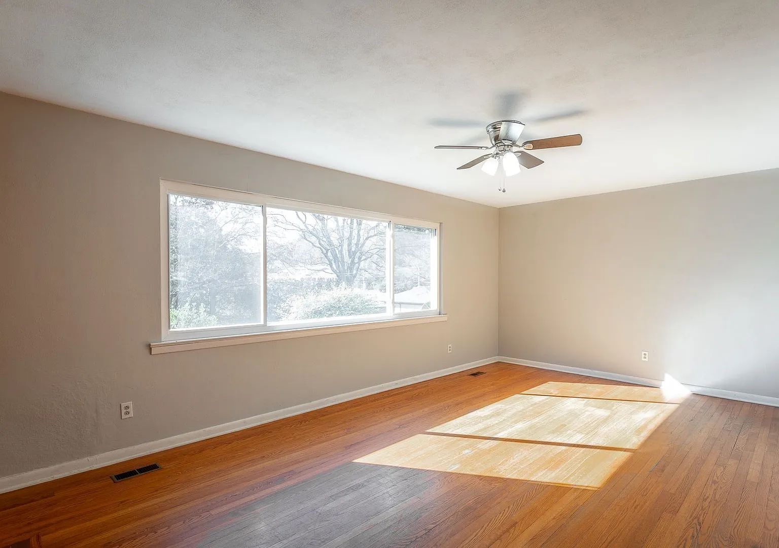 2 Bedroom 1.5 Bath Home in East Ridge — Photo 3