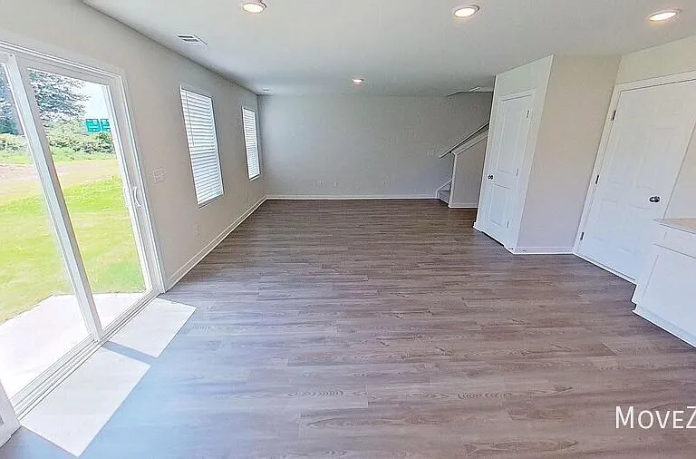 161 Davis Dr — Photo 5