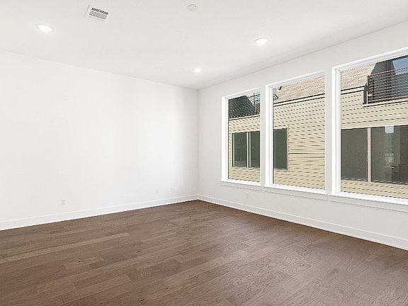 3rd image of 128 Oscar Dr