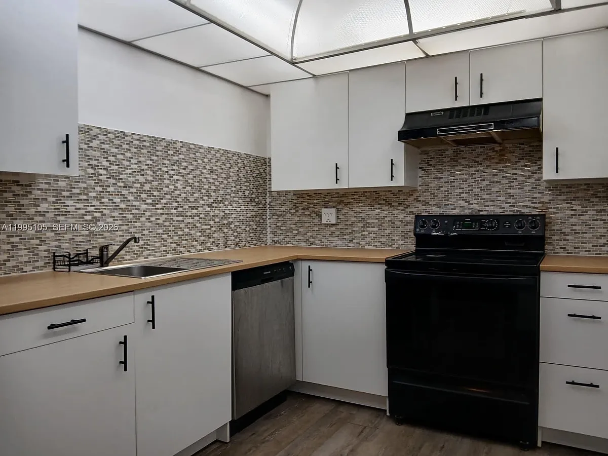 Building Photo - 1300 Saint Charles Pl #222