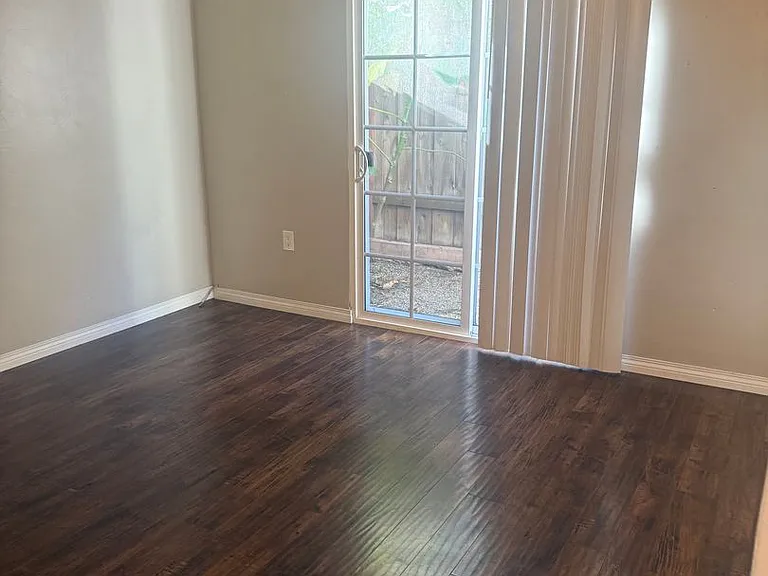 3946-3952 Iowa St — Photo 12