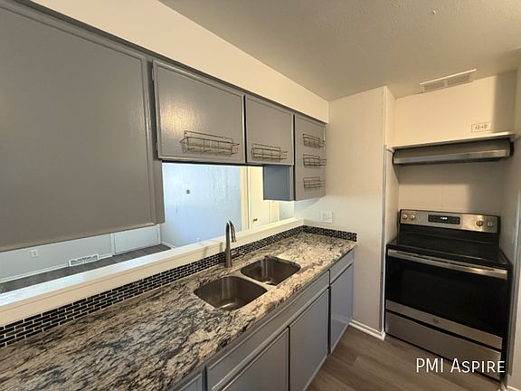 4th image of 904 Tulip St