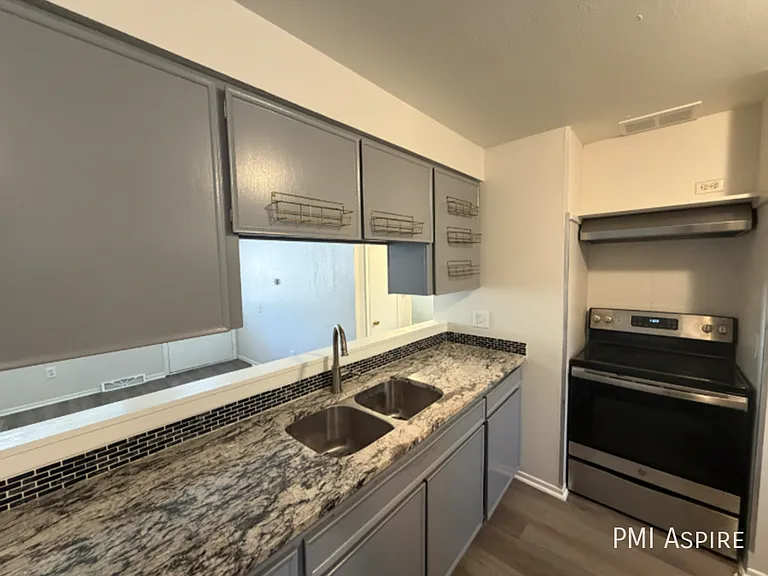 904 Tulip St — Photo 4