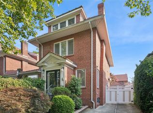 6924 Exeter St, Forest Hills, NY 11375