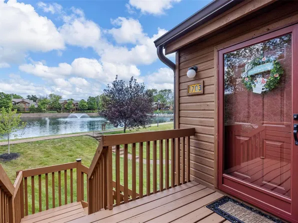 1703 Hemingway Ln #E, Saint Charles, MO 63304