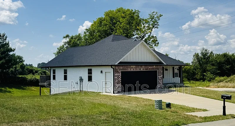 4 bed, 3.0 bath, 2650 sqft, $3,000 — Photo 2