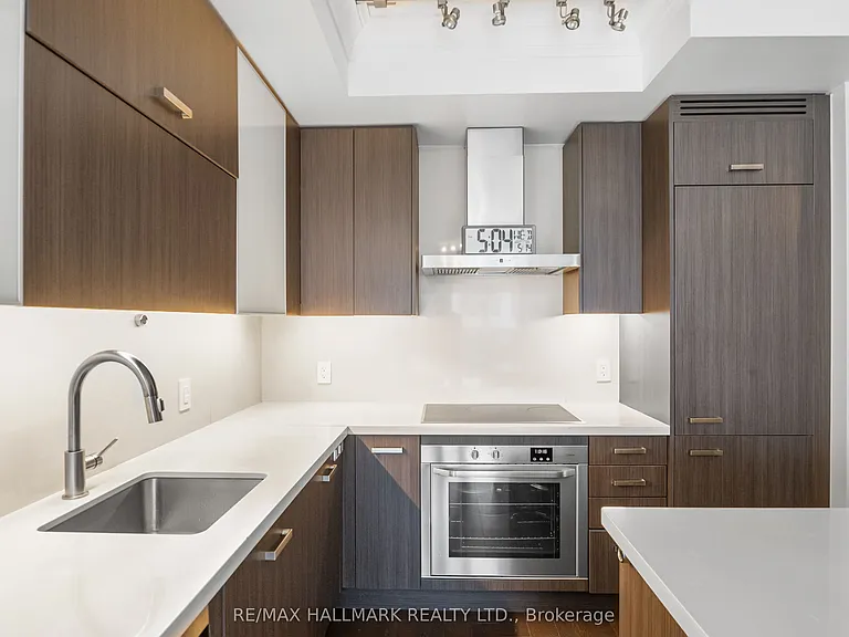 560 Front St W #1105 — Photo 13