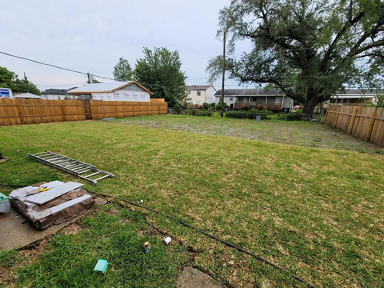 525 E Loyola Dr — Photo 9