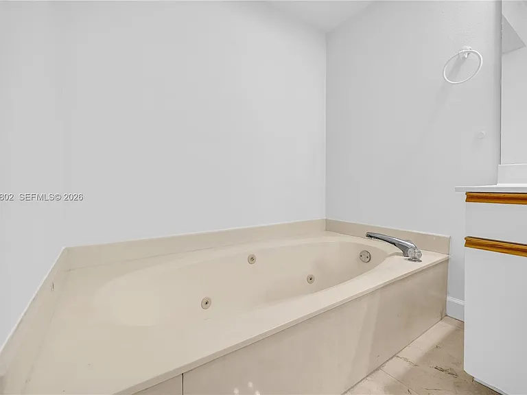 3600 Mystic Pointe Dr #1816 — Photo 19