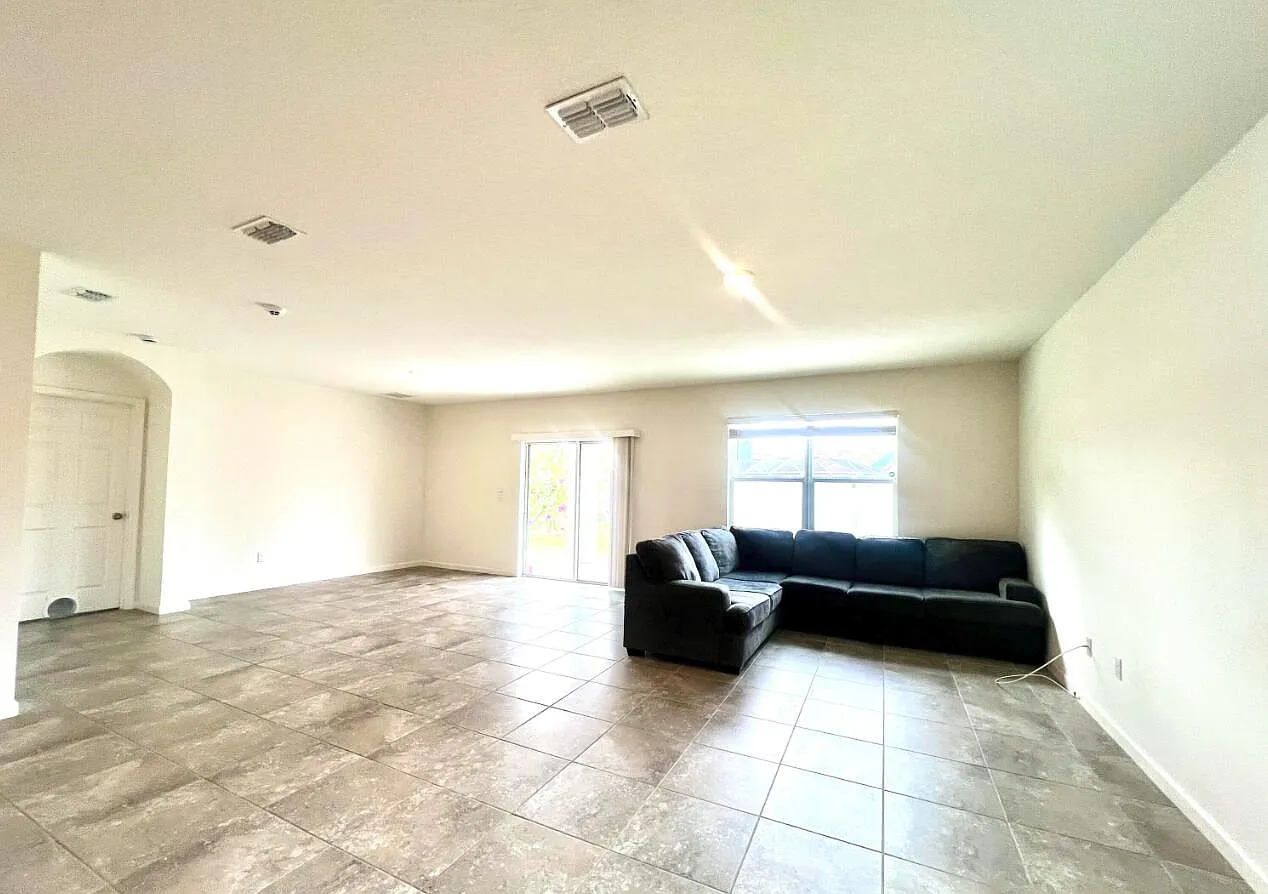 4 bed, 2.0 bath, 2000 sqft, $2,900 — Photo 3
