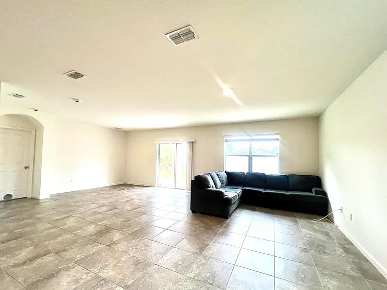 341 SW Ridgecrest Dr — Photo 3