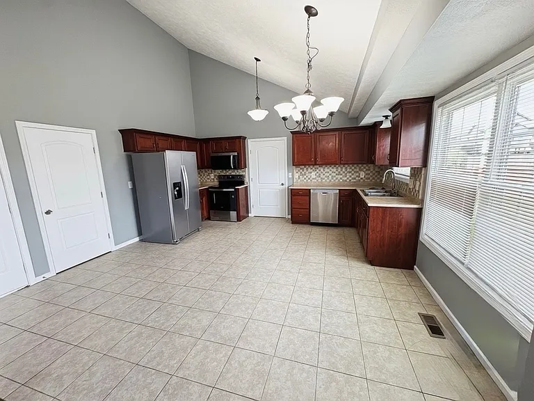 1569 Apache Way — Photo 5