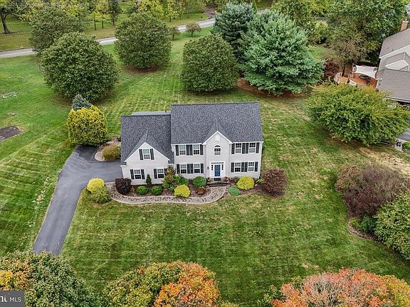 3rd image of 10 Spring Hill Dr