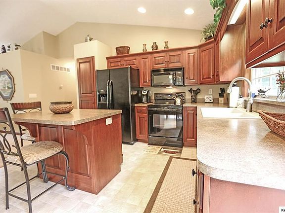 5th image of 614 Greenbriar Cir