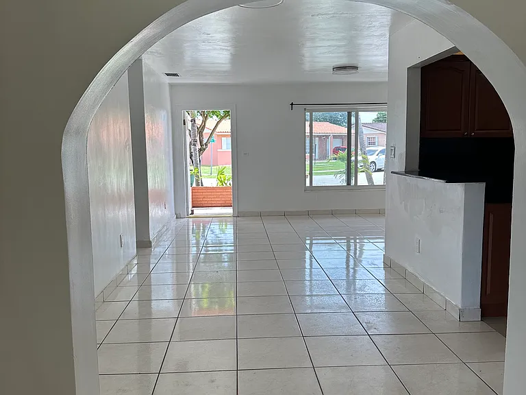 9591 SW 9th Ter — Photo 5
